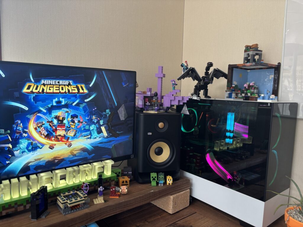 デスクに飾ったレゴ マインクラフトとMINECRAFTのライト